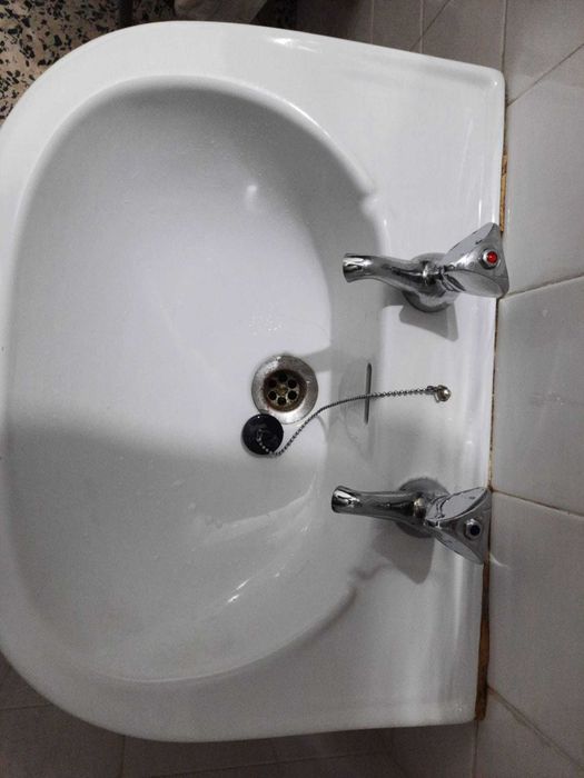 Lavatório com coluna