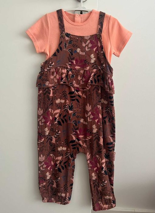 t-shirt e jardineira c/ abertura para troca de fralda)