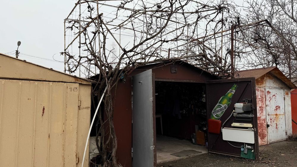 Продам гараж на ул. Паустовского с  инструментами!