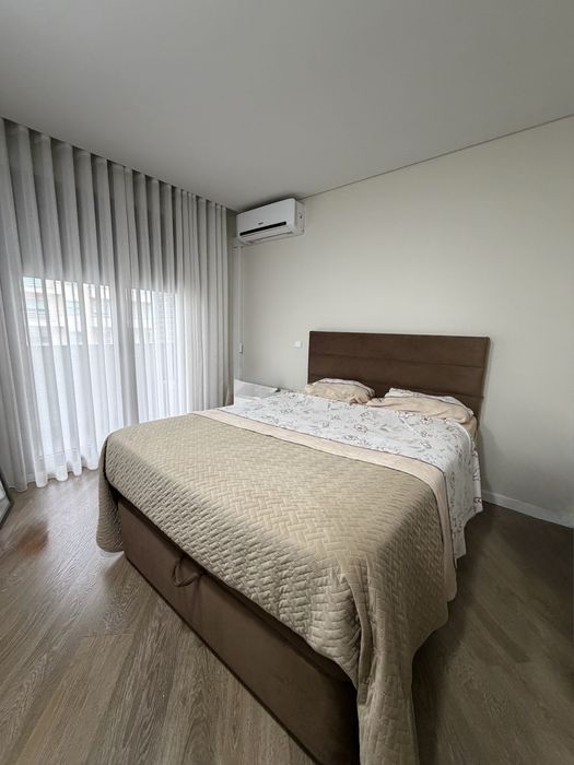 Cama de casal 140x195, (inclui colchão + 2 mesinhas de cabeceira)