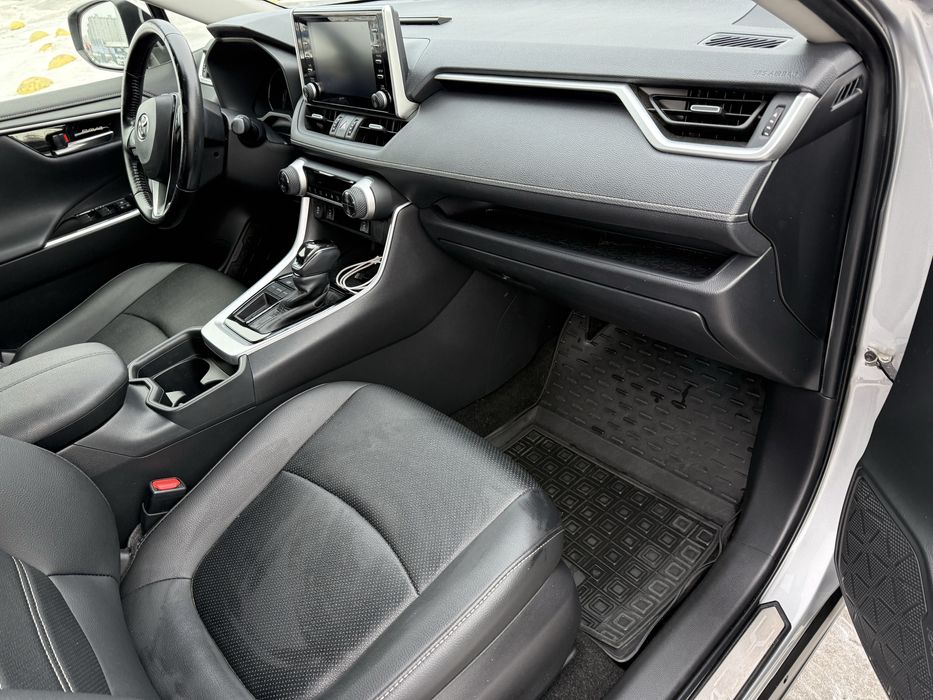 Продам свій автомобіль Тойота Rav 4 2020 року, пробіг 60 тис км.