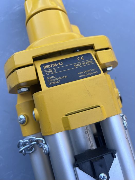 Оптический нивелир Leica NA332 в комплекте со штативом DeWALT DE0735