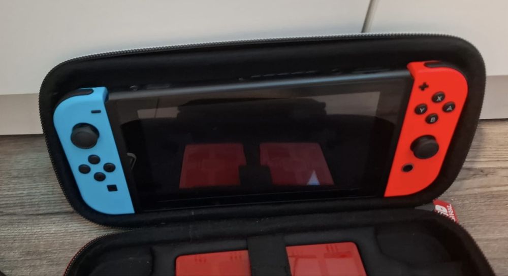 Nintendo Switch z etui