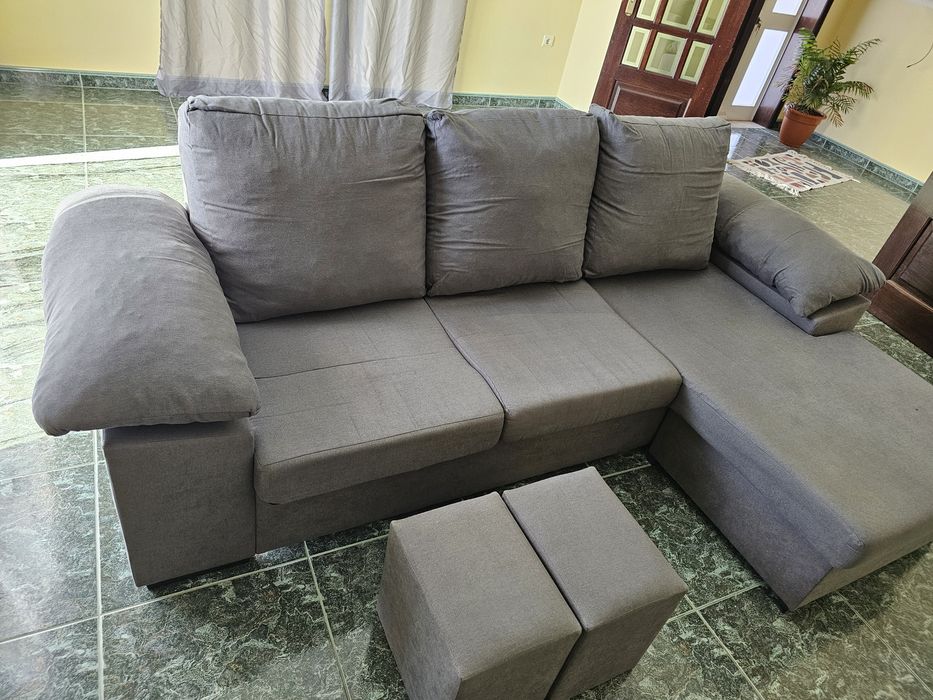Sofá com chaise reversível + 2 puffs