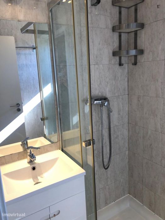 Quarto - localizado em São Sebastião Lisbon