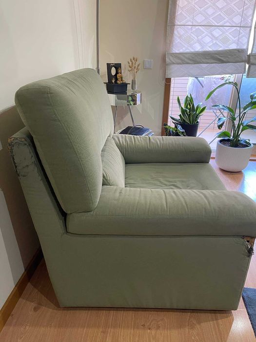 Sofás verde em tecido.