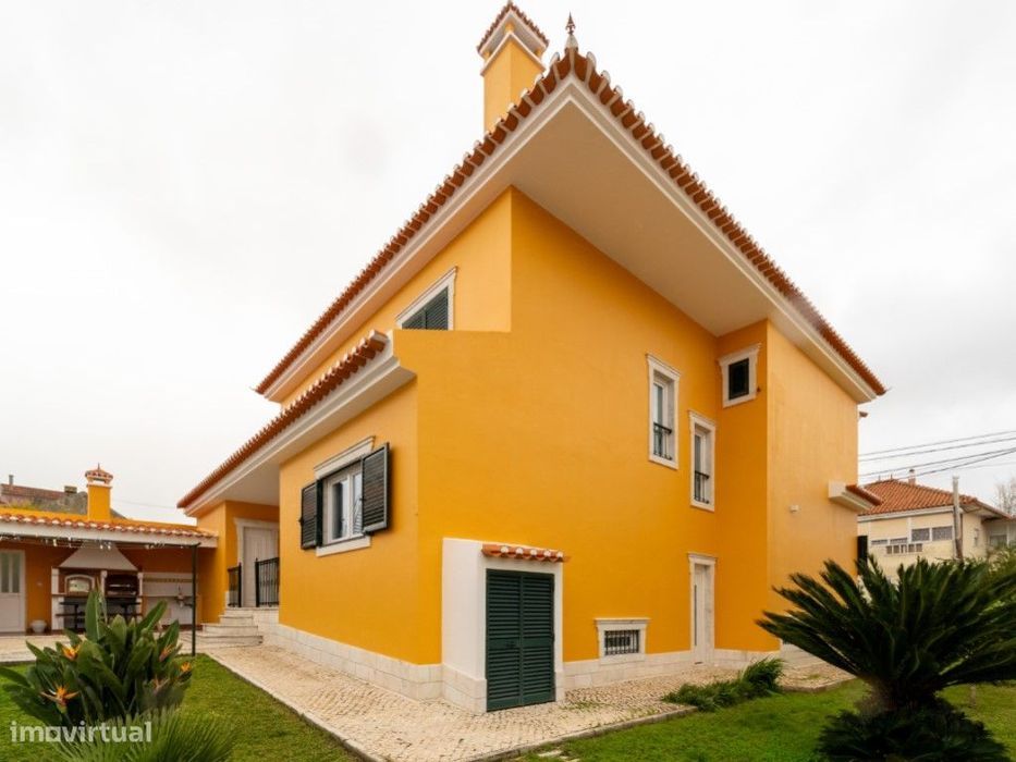 Moradia T4+1 localizada no bairro do 'Casal Novo'.