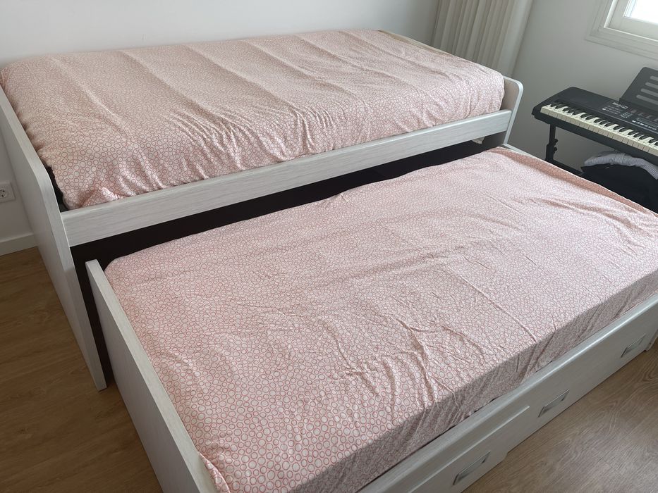 Cama de solteiro com gavetas e colchões