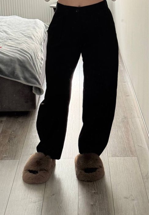 Жіночу брюки чорного кольору