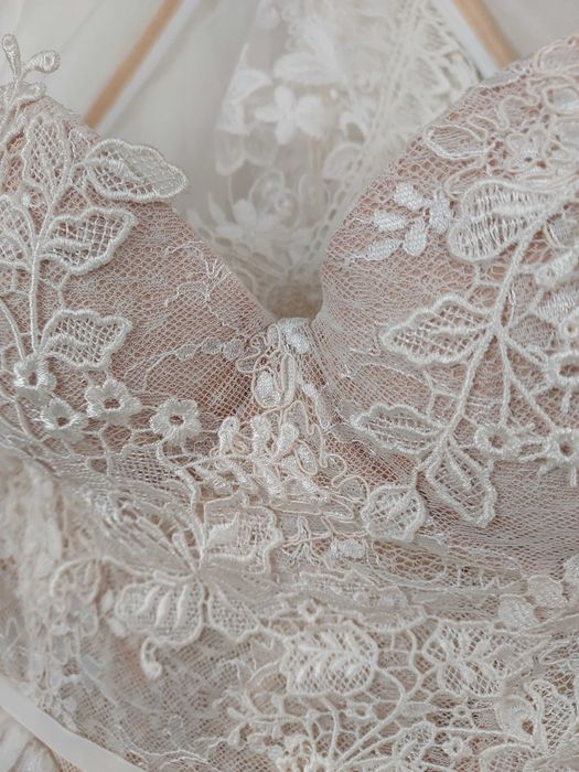 Неперевершена весільна сукня