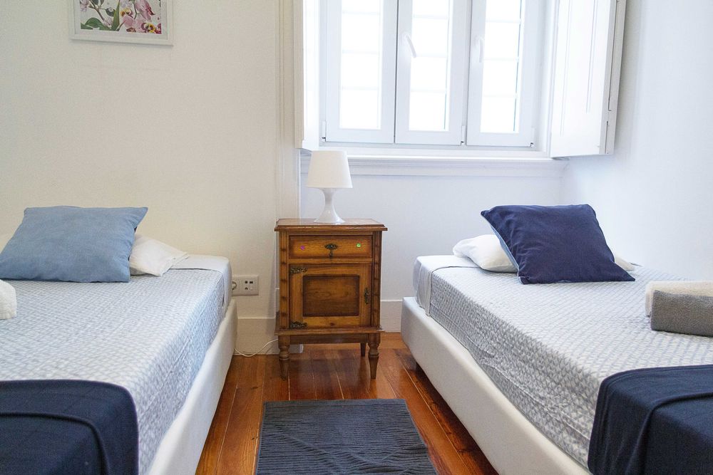 Recheio Completo Guest House | 11 Camas + Móveis + TVs | 1.500 €