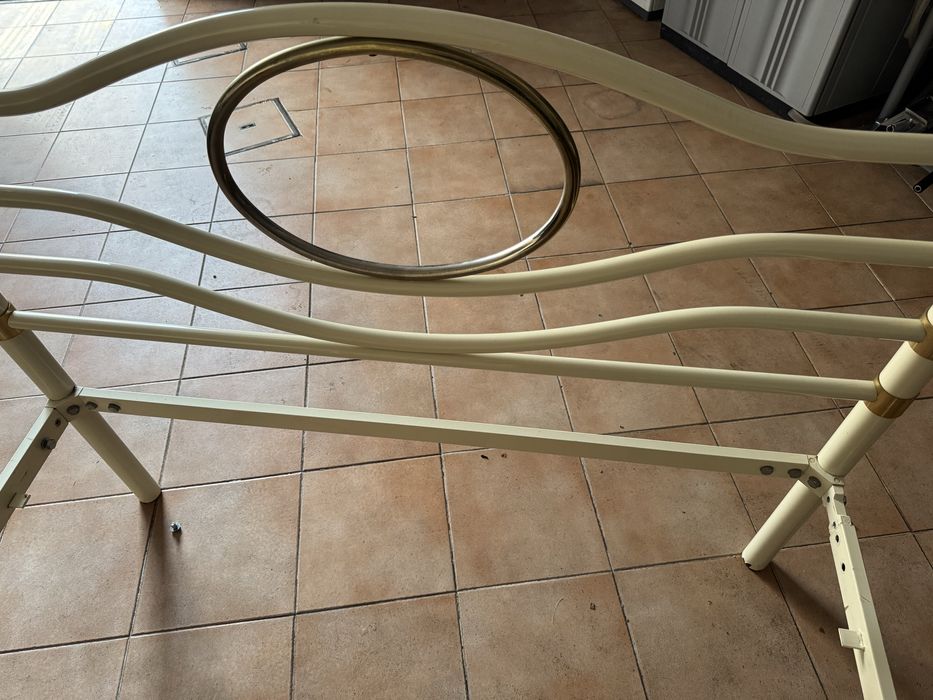 Cama de ferro bege