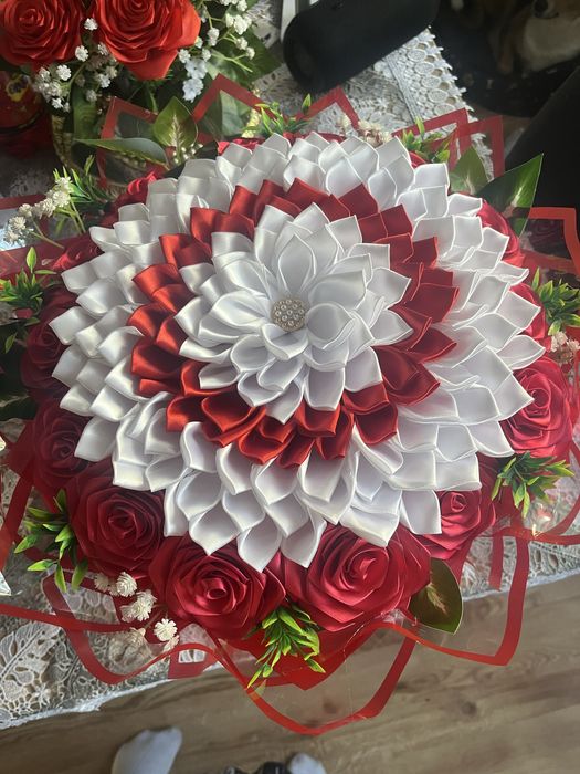 Bukiet kwiatow ze wstazki satynowej