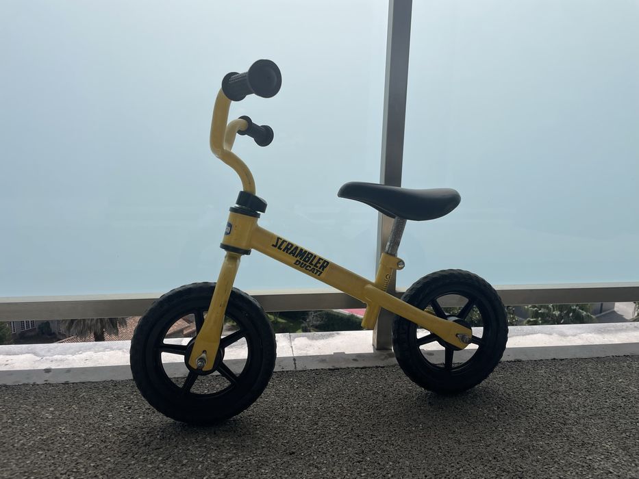Bicicleta de equilibrio - criança