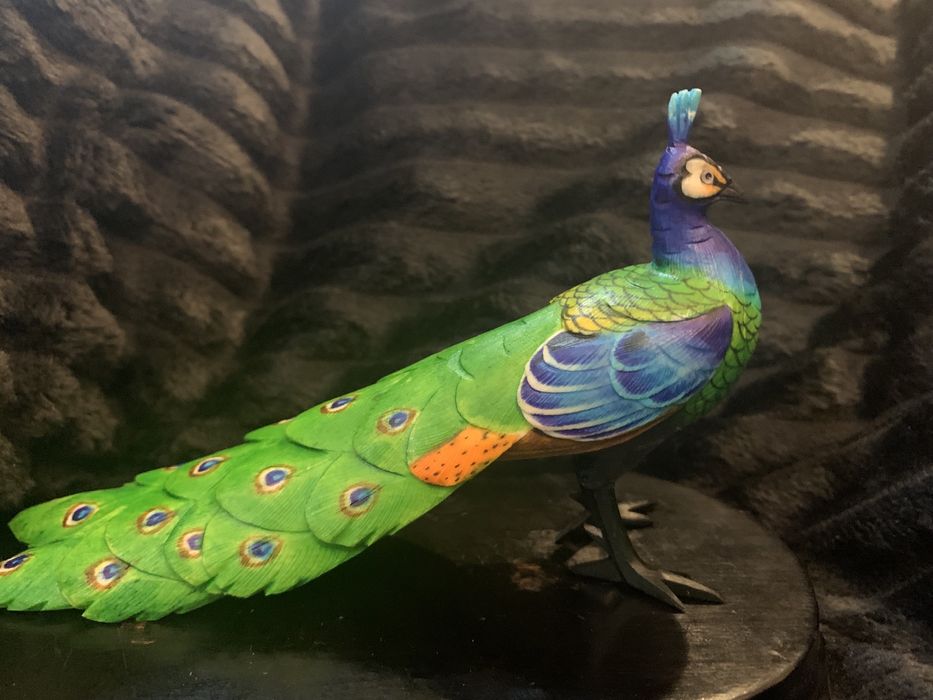 Pavão real em material nobre/okimono pintado