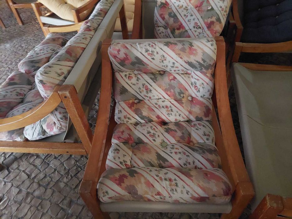 Sofás Almofadas em Tecido e Cadeiras tampo e costas em Tecido