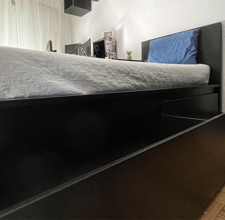Cama preta IKEA com arrumação