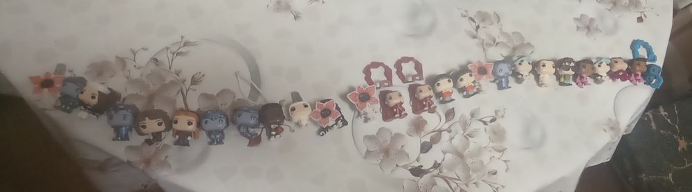 продам фигурки очень странные дела