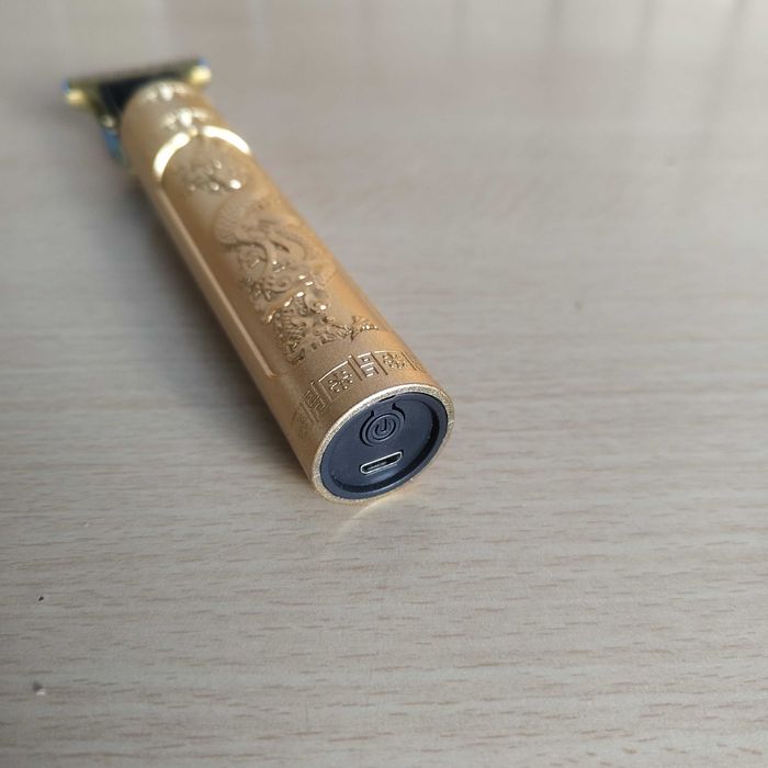 Máquina de Cortar Cabelo e Barba Estilo Retro