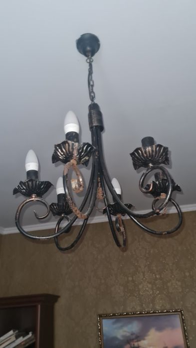 Люстри різні , бра різні