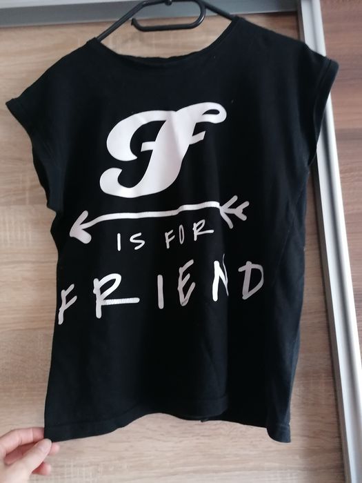Czarny t-shirt z napisem friend s stan bdb reporter Young