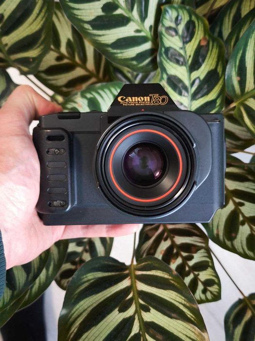 Canon T80 з об'єктивом AC 50mm f1.8 — перша автофокусна фотокамера