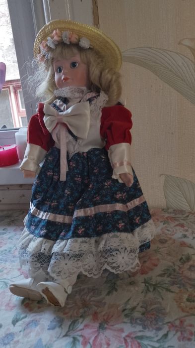 Фарфоровая кукла