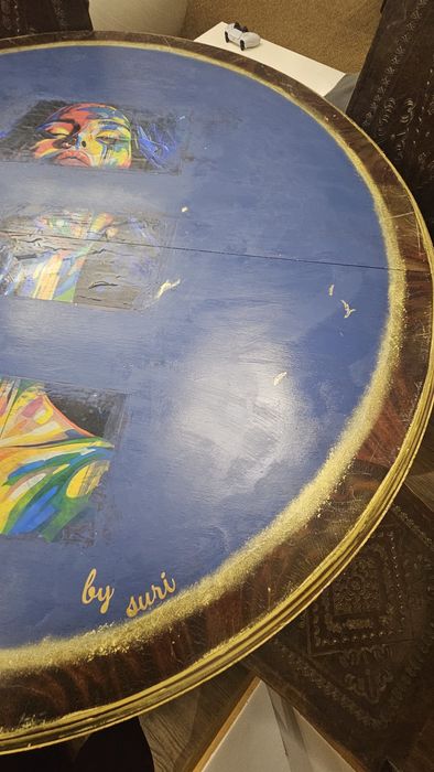 mesa de centro/jantar redonda de inspiração barroca ou historicista, com restauro artístico contemporâneo em azul e dourado