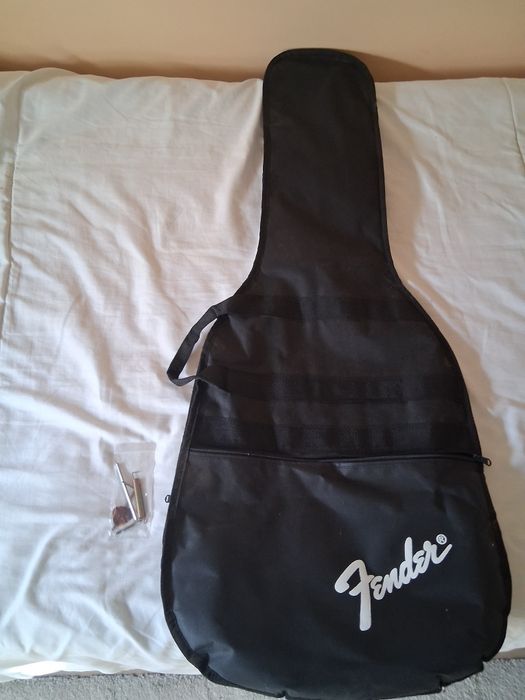 Guitarra, amplificador y complementos Fender .