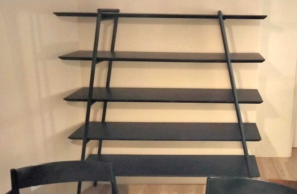 Móvel de prateleiras em madeira preta. Novo.