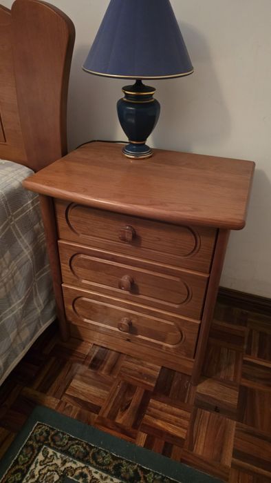 Conjunto de quarto em madeira (cama c/ colchão novo + 2 mesas de cabeceira)