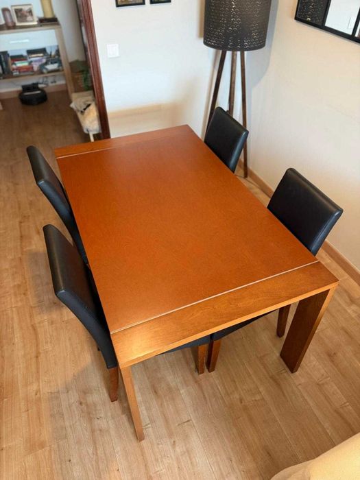 Mesa de sala jantar cerejeira com 4 cadeiras