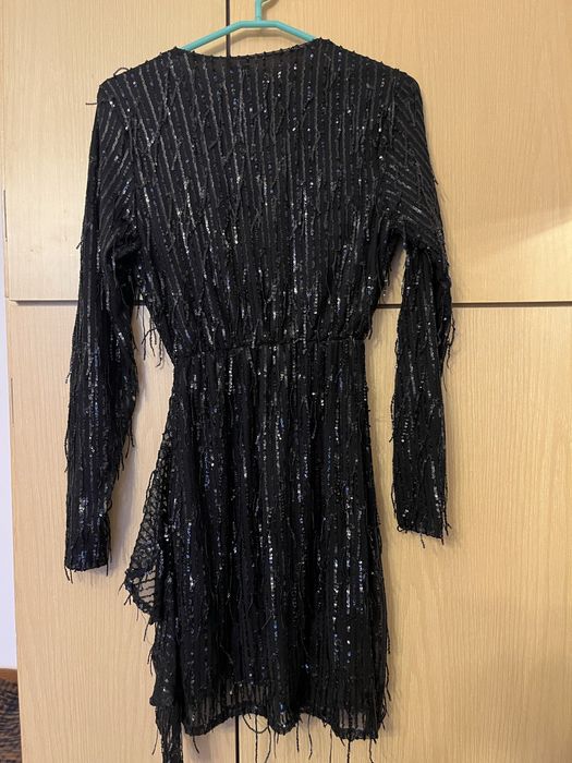 Czarna sukienka z cekinami