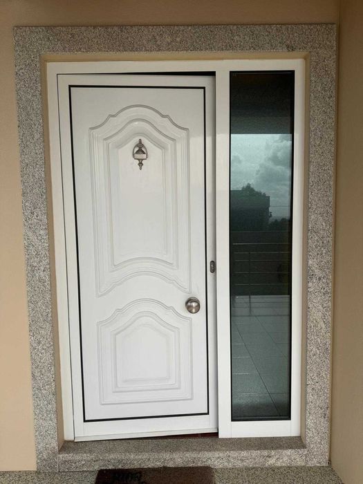 Porta de Entrada Alumínio c/ Lateral Vidro + Fechadura Segurança