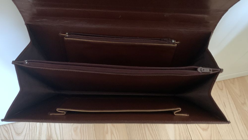 Mala tiracolo bordeaux em pele