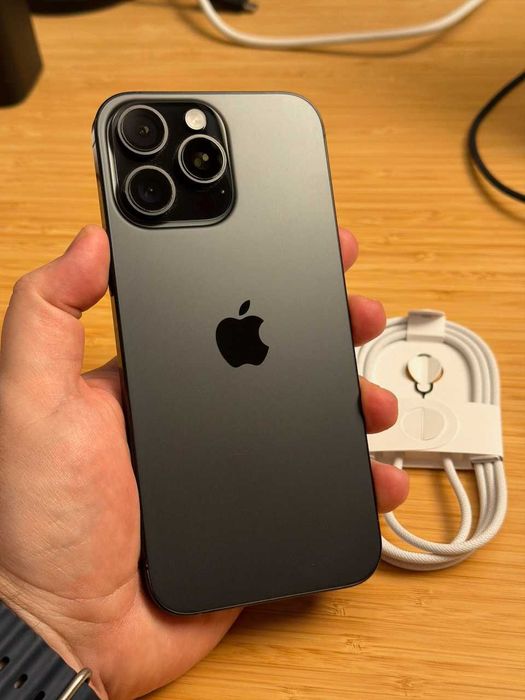 iPhone 16 Pro Max titânio preto, 256GB, bateria a 94%, com AppleCare+