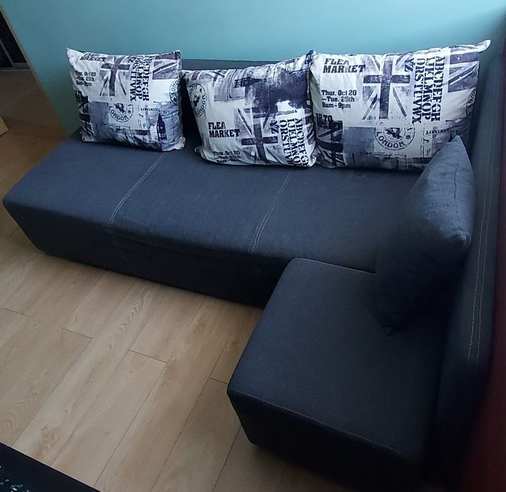 Sofaz funkcją spania, dwu osobowa, 3 poduchy,duża pufa  prawy lub lewy.