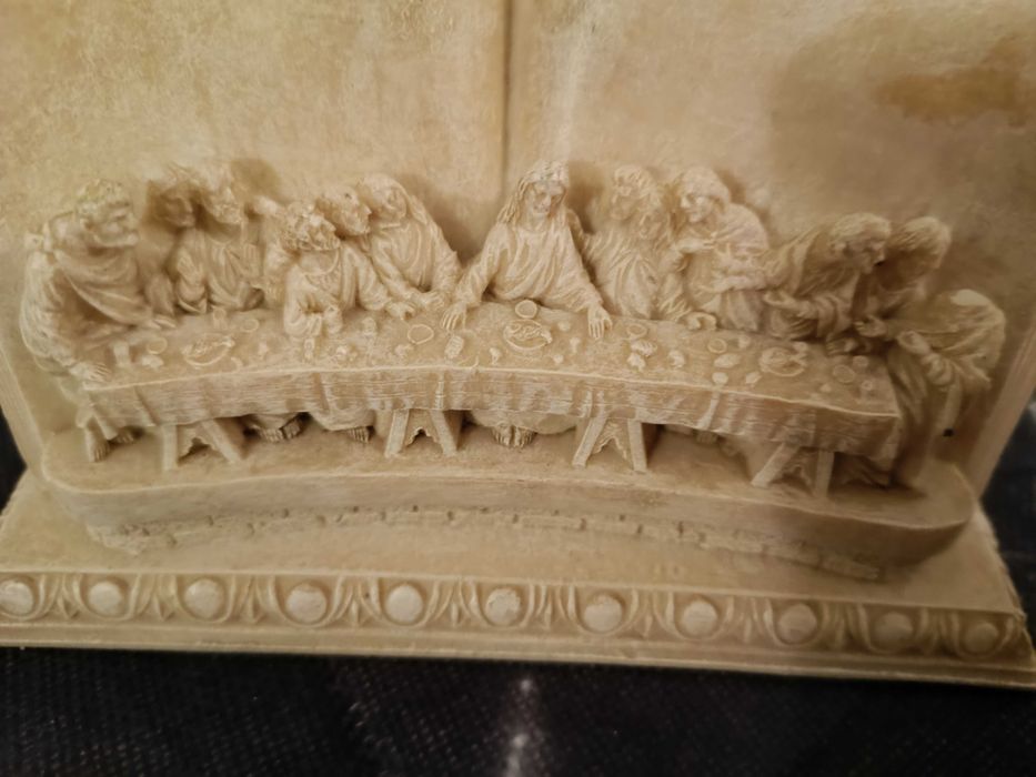 Peça em marfinite sobre a última ceia