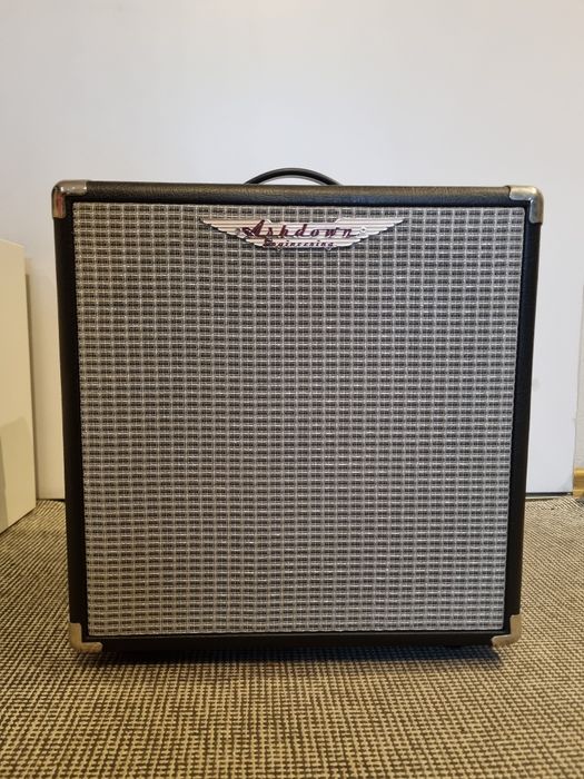 Wzmacniacz basowy combo.