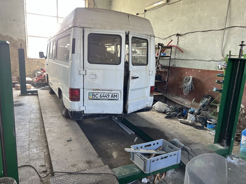 Mercedes-Benz MB100