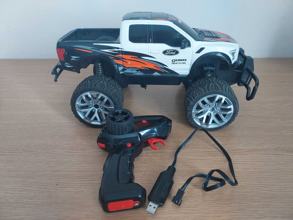 Продам радиоуправляемую машину на пульте CARRERA FORD F150 RAPTOR