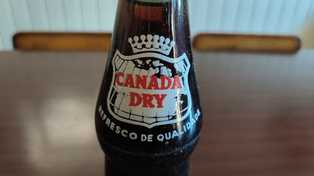 Garrafa Canada Dry pirogravada 1976 intacta cheia