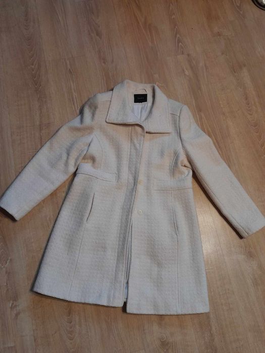 Kremowy płaszczyk damski