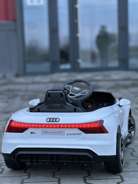 Audi RS E‑tron GT — дитячий електромобіль на акумуляторі пульт USB LED