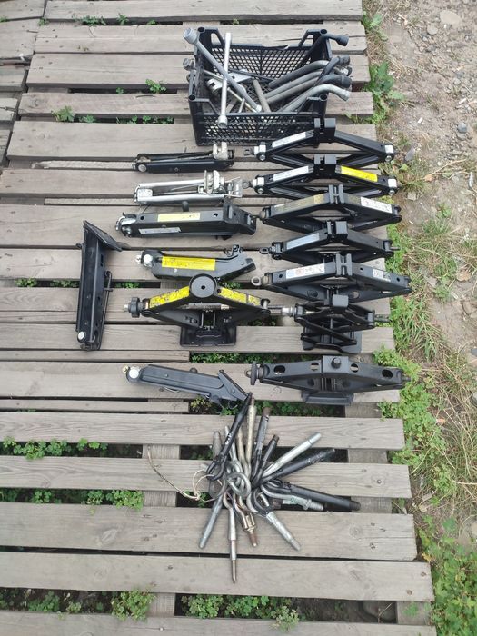 Домкрати механічні,до лехкових автомобілів