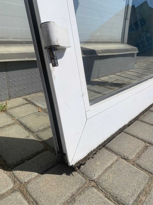 Алюминиевая дверь со стеклянным заполнением с рамой безпороговой