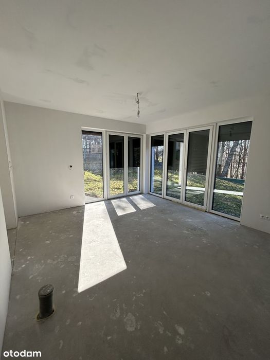 Nowoczesny biały dom w otoczeniu lasu