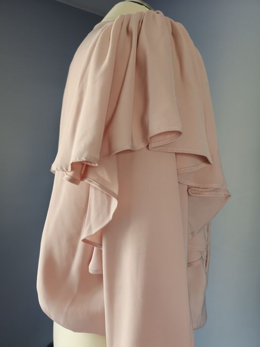 Pudrowa kurtka z falbanką