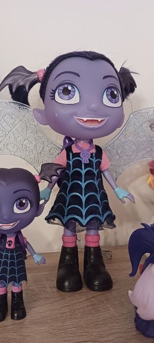 Boneca vampirinha grande com cao  e pequenina