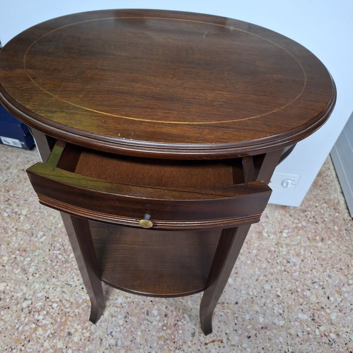 Mesa de apoio em madeira fina